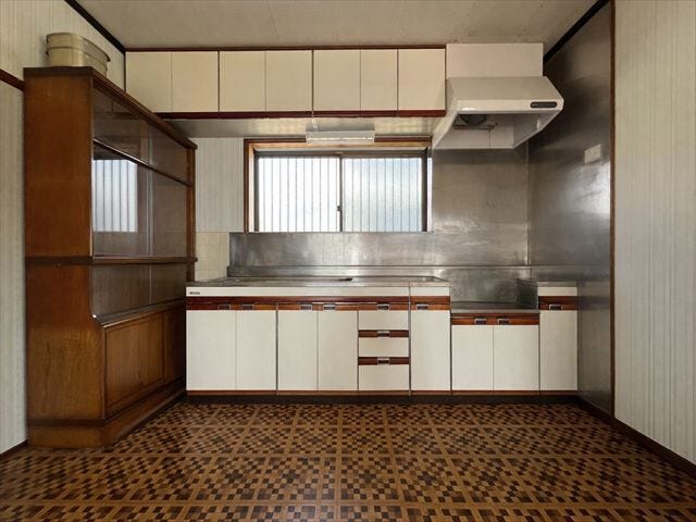 キッチンには窓があるので明るさも◎
吊戸棚で普段使わないものの収納も可能です。
※物消し加工を行っています。