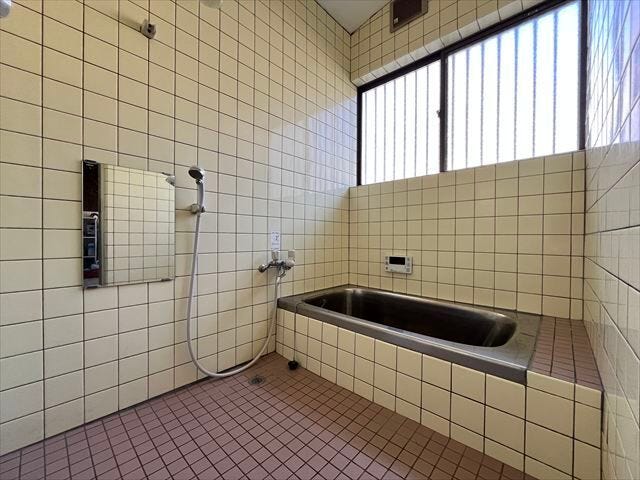 落ち着いた雰囲気の浴室。ゆったりバスタイムで疲れも癒されますね♪浴室には窓も付いているので、こもりがちな湿気もすぐ取り除くことができます。