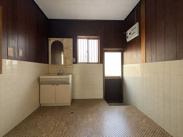 慌ただしい朝も大丈夫。ゆとりの空間になっています。小窓がついているのでカビ防止にもなります。
※物消し加工を行っています。