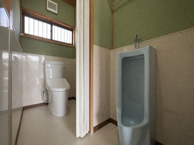 トイレには小便器も設置。朝の忙しい時間帯や家族が重なる時でも、スムーズに利用できます。
※物消し加工を行っています。