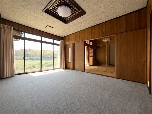 1階洋室:一番広い居室ですので主寝室に最適です。窓があるので換気も良好です。
※物消し加工を行っています。