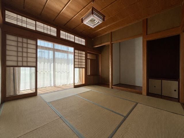 1階和室8帖:和室に床の間を設けており、花や掛け軸、インテリア小物を飾れる趣ある空間。日常を和の雰囲気で彩ります。
※物消し加工を行っています。