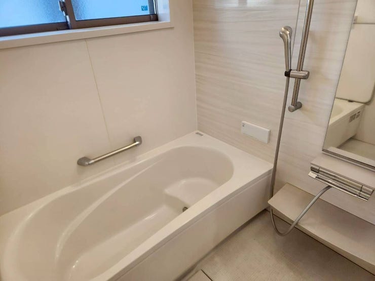 清潔感あふれるホワイト調のバスルーム。一日の疲れを優しく癒してくれます。