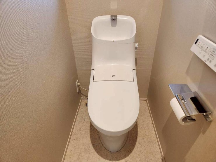 手洗い一体型のコンパクトなデザイン。空間を広々と有効活用できます。