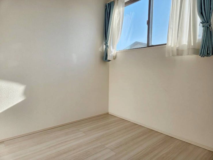 白を基調としたシンプルな内装。どんなテイストの家具も合わせやすいのが魅力!