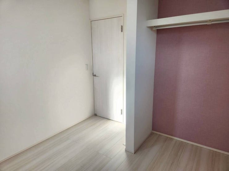 お部屋のアクセントになる壁紙がおしゃれ。個性が光る一室です!