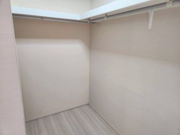 奥行きもしっかり確保。季節家電やスーツケースの保管にも便利です!