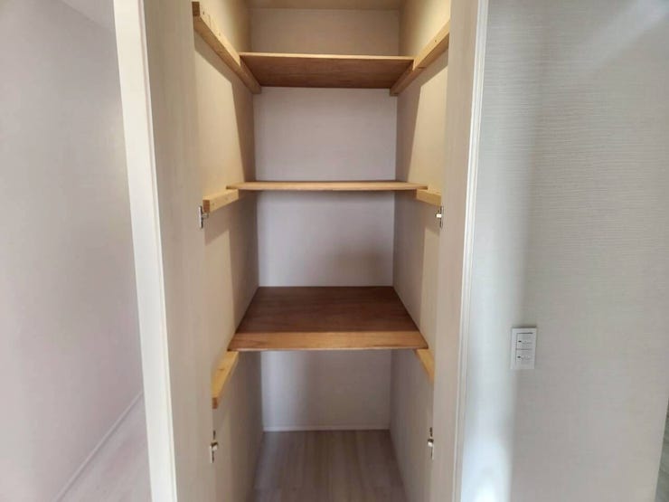 荷物の大きさに合わせて高さを変えられる、便利な可動棚です!