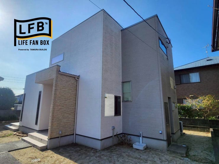 シンプルで洗練されたボックス型の外観。青空に映える明るい色調が魅力です!