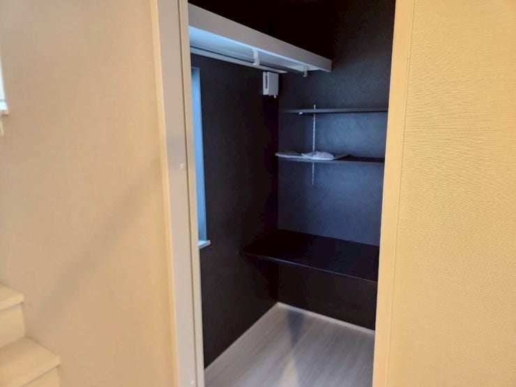 ウォークインクローゼット内を活用した、秘密基地のような隠れ家空間。