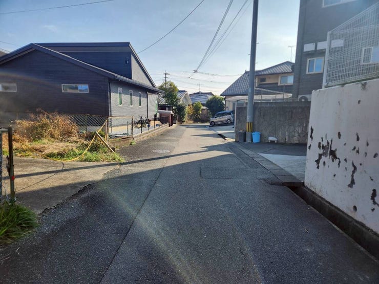 前面道路は十分な幅員があり、お車の離合や庫入れもスムーズです。