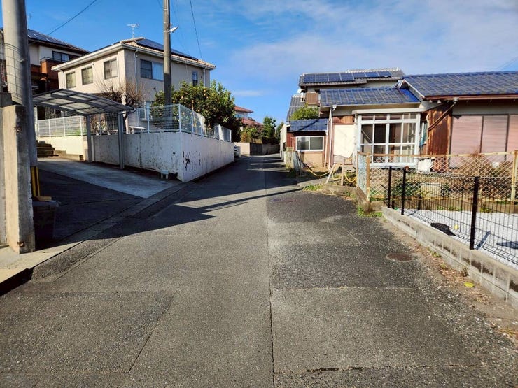 前面道路は十分な幅員があり、お車の離合や庫入れもスムーズです。