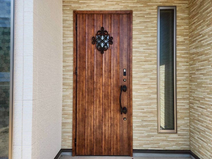 アンティーク風のアイアン装飾がアクセント。おしゃれな玄関先を演出します。