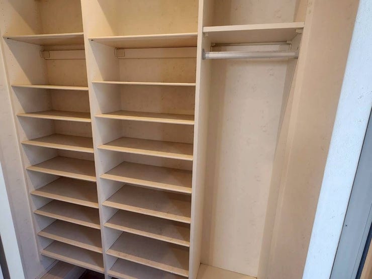 ハンガーポール付きのスペースもあり、アウターのチョイ掛けに便利です。