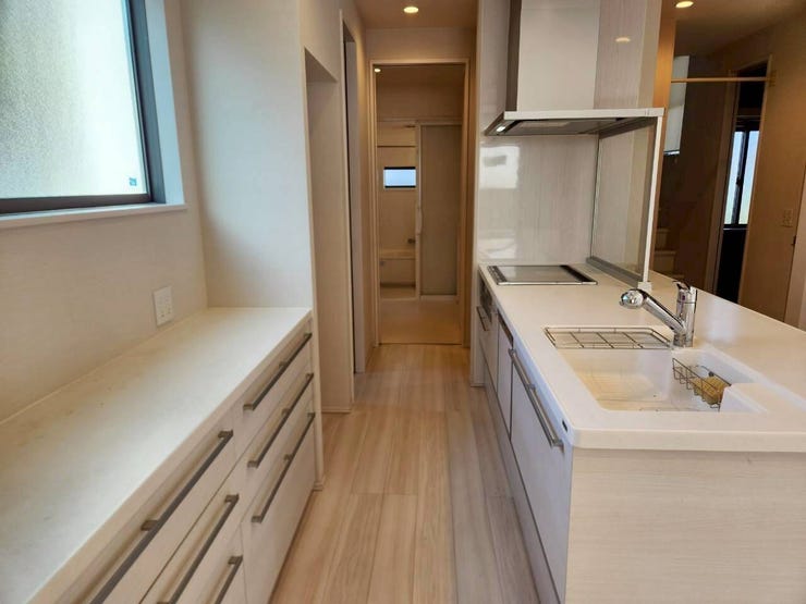 背面には大容量のカップボードを完備。家電や食器もスッキリ収納!