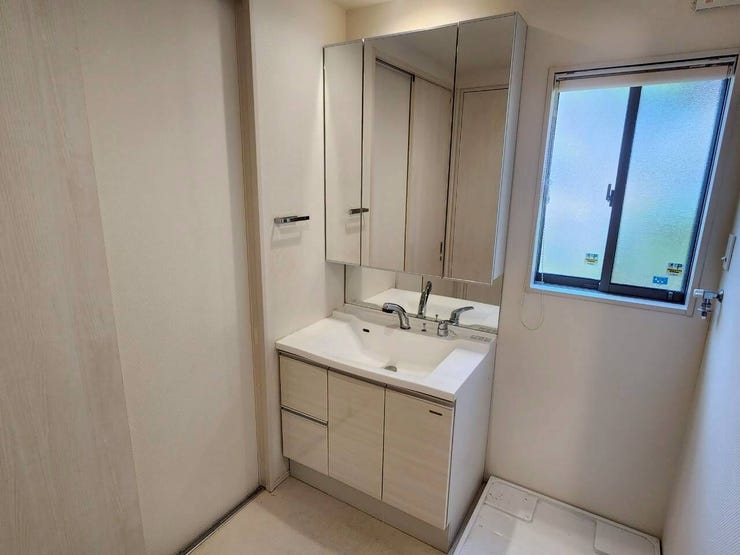 身支度がスムーズに整う三面鏡タイプ。鏡の裏はたっぷり収納可能です!