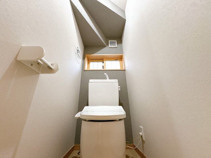 トイレにも窓があり、明るく通風良好です◎