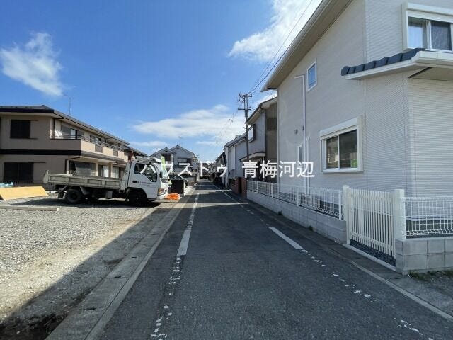 【南側 前面道路】幅員約4mの前面道路です。普通車が1台通れる幅となります。大型車の通行が少ないので、振動や騒音が抑えられます。