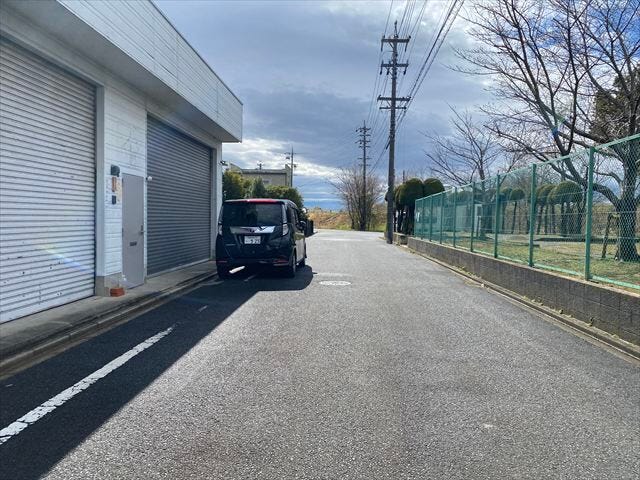 幅員約6mの前面道路です。道路幅が広いので、向かいの住宅とも距離があるため日当たりも確保しやすいです。