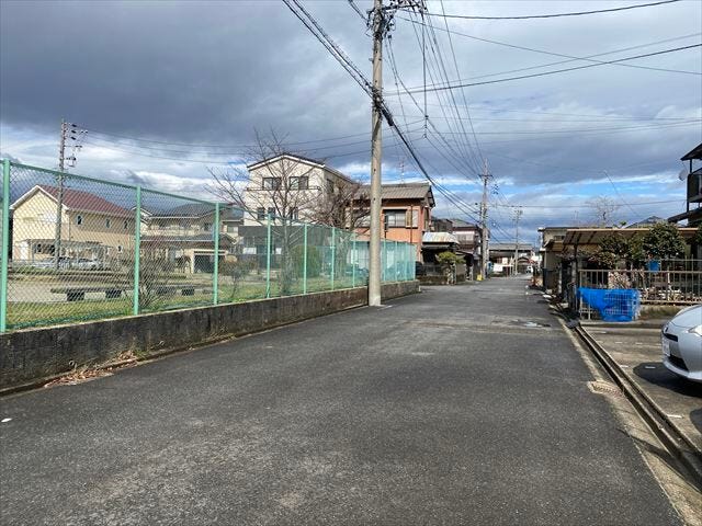 幅員約6mの前面道路です。道路幅にゆとりがあるので、車種を選びません。大きめの車を乗りたい方にもオススメです。