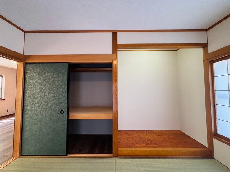 和室ならではの押入れと床の間。客間として、親御さんやお友達が泊まっても大丈夫。