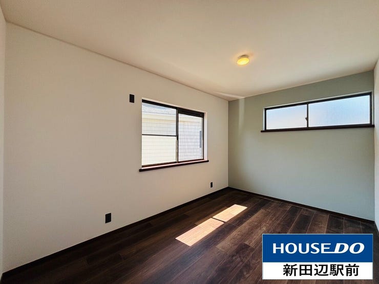 南向きの陽の入る2面採光の洋室は6帖。