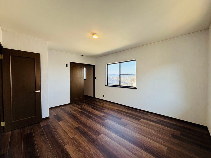 9.5帖の洋室は納戸が付き収納は大容量です。こちらも2面採光です。