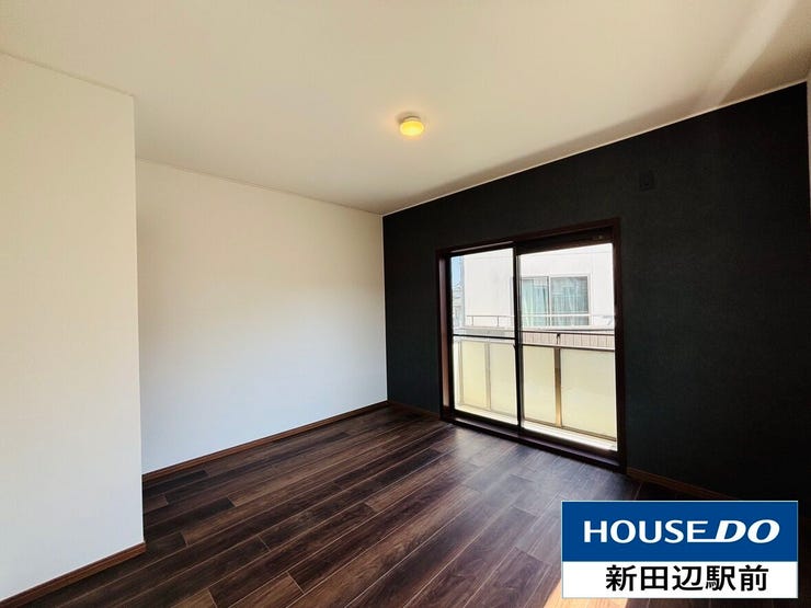 バルコニーに面した大きな窓があるため、室内に明るい光が差し込みます。