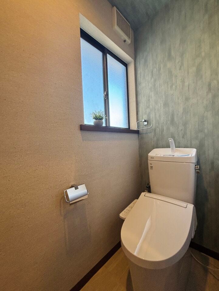 リフォームされた1Fトイレ。清潔感がありますね。