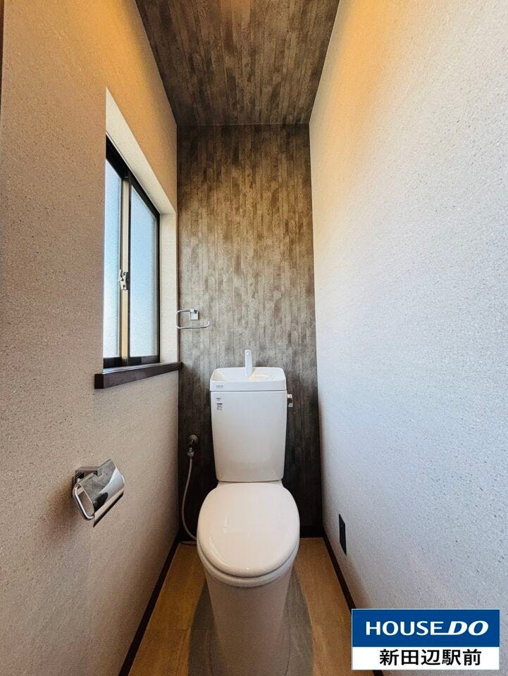 2Fトイレもリフォーム済みです。窓があり、換気もでき、圧迫感はありません。朝の混雑も回避できます。