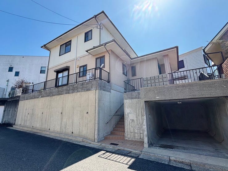 【外観】
JR片町線松井山手駅から徒歩17分のリフォーム済み中古戸建