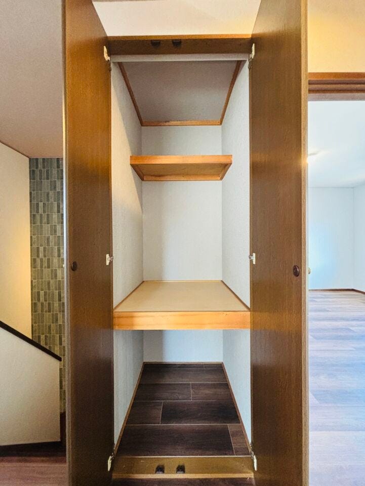 1F収納は掃除用具など大きな物も収納できます。