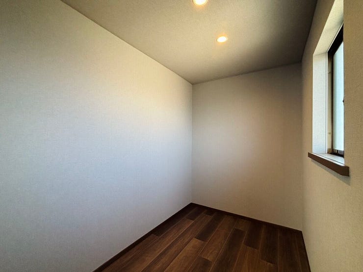 大き目の納戸はWICにもコワーキングスペースや書斎にもなりそうです。