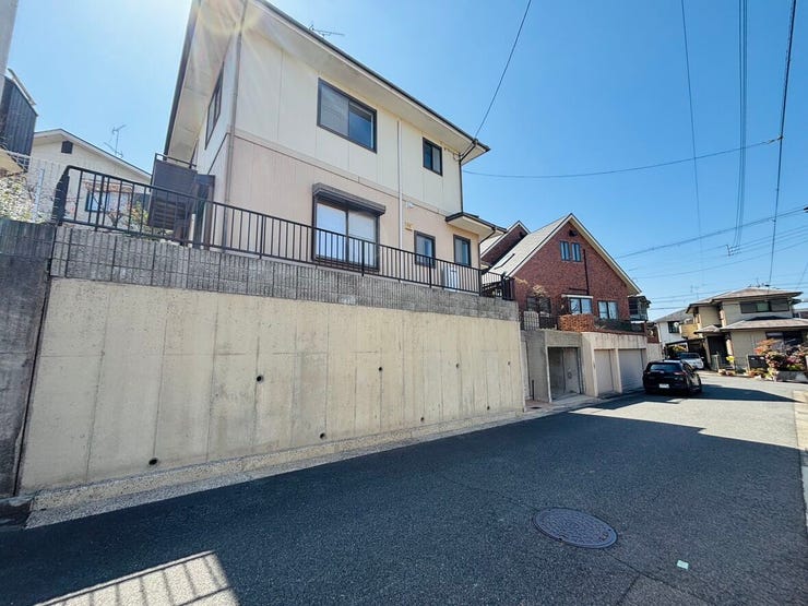 広い道路で駐車も楽々。