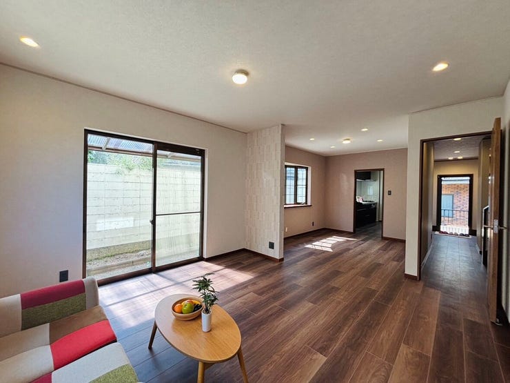 20.5帖のLDKは南向き2面採光で明るく、窓も多いので通風も良好です。