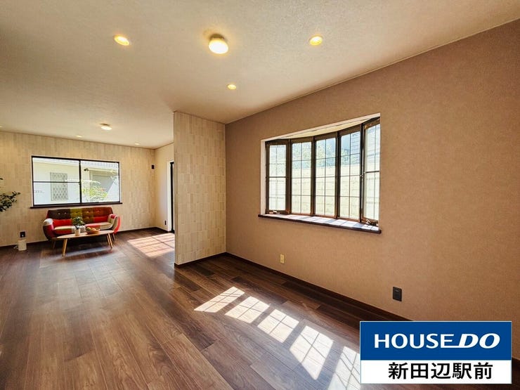 採光の取りやすい出窓があります。小物を飾ったり、観葉植物を育てるのにも向いています。