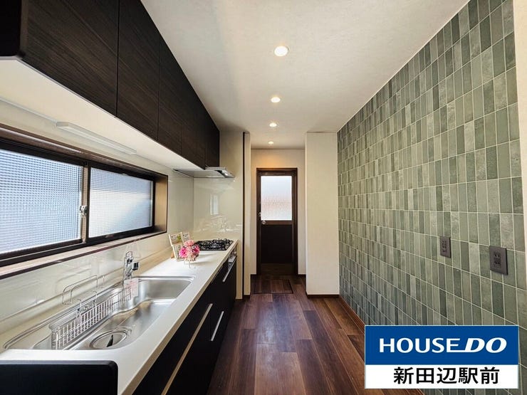 パントリーの先に勝手口があり、ゴミ捨てなど便利に利用できます。