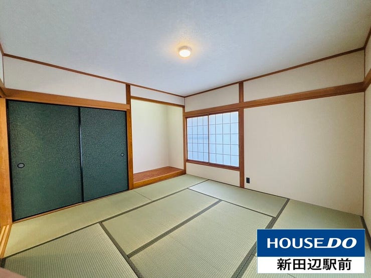 LDKに併設した約8畳の和室。居室としてもLDKの延長としても使用可能です。