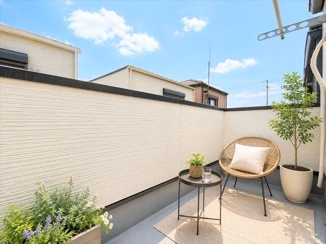 日差しを遮るオーニングやシェードなどを設置すれば夏場でも快適なスペースとなります。
設置することで、室内温度の上昇を抑えるとともに、エアコンなどの電気使用量を低減することにもつながりますね。