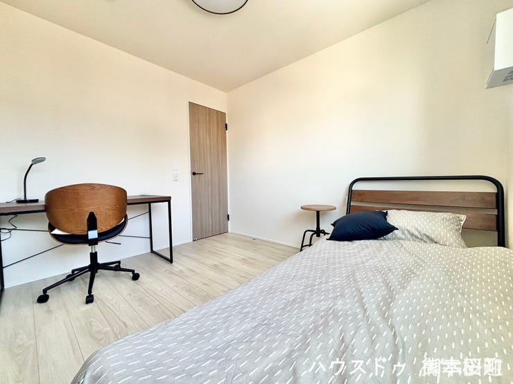 ■暮らしを繋ぐ、明るい動線■採光窓から光が差し込み、足元を優しく照らす。安全で快適な、家族の生活を支える縦の繋がりです。