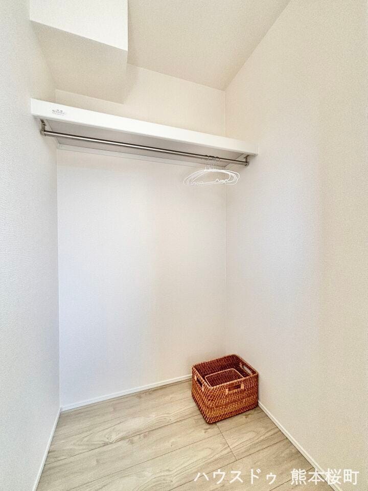 ■2階7.0帖洋室WIC■衣類から小物まで一ヶ所に集約。整理整頓がしやすく、毎日のコーディネートが楽しくなるゆとりの収納です。