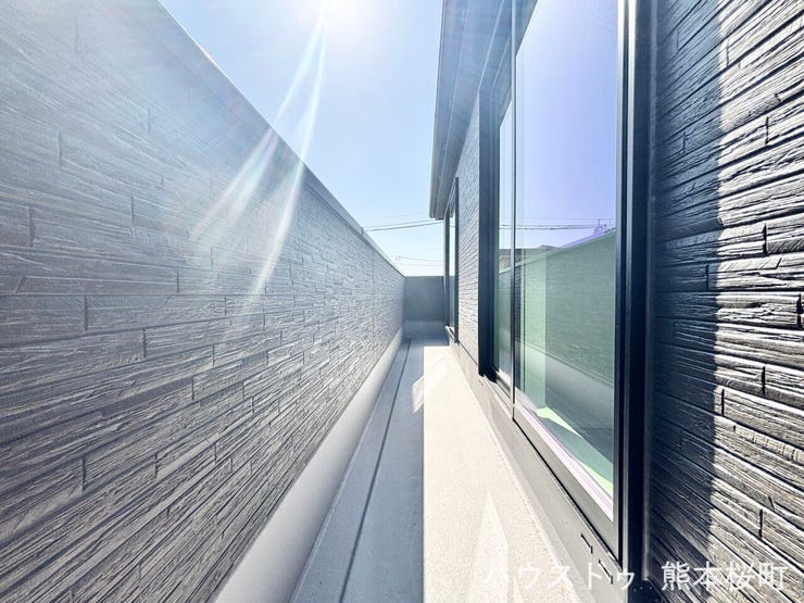 ■空の下の開放的な特等席■日光浴や読書、外の空気を感じながらリフレッシュ。暮らしを豊かにする、もう一つの心地よい空間です。