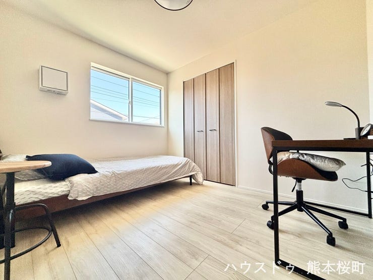 ■2階5.2帖洋室■寝室、書斎、趣味の部屋。家族の成長やライフスタイルに合わせ、様々な使い方ができる快適な空間です。