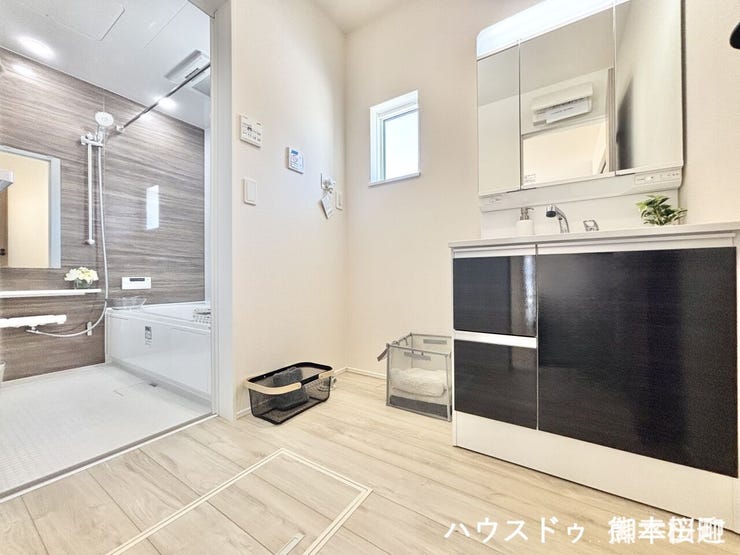 ■清々しいリフレッシュ空間■自分を磨き、気持ちを切り替える。心地よい光が差し込むプライベートスペース。