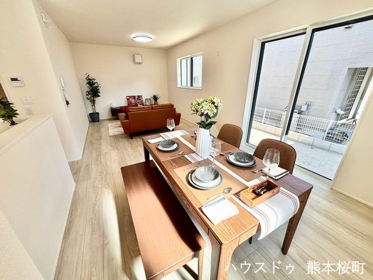 ■安らぎと笑顔の中心地■陽光が優しく降り注ぎ、会話が自然と弾む。ここでは、毎日が特別な時間へと変わります。