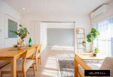 大きな窓から明るい陽光が差し込むリビング。開放感があり、ご家族でゆったりと過ごせる心地よい空間です。