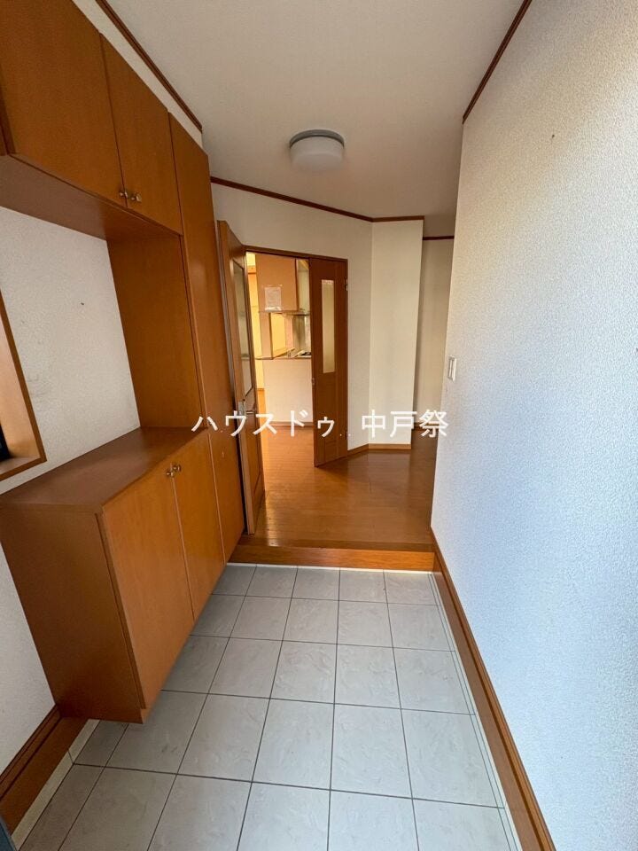 広い玄関は2人並べるので忙しいときに便利です