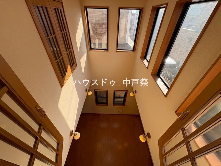 吹抜けなので日差しが沢山入り
明るいですね☆彡