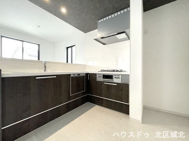 引き出しタイプの収納は軽い力で出し入れ出来るので、大きな鍋を収納することも出来ます!