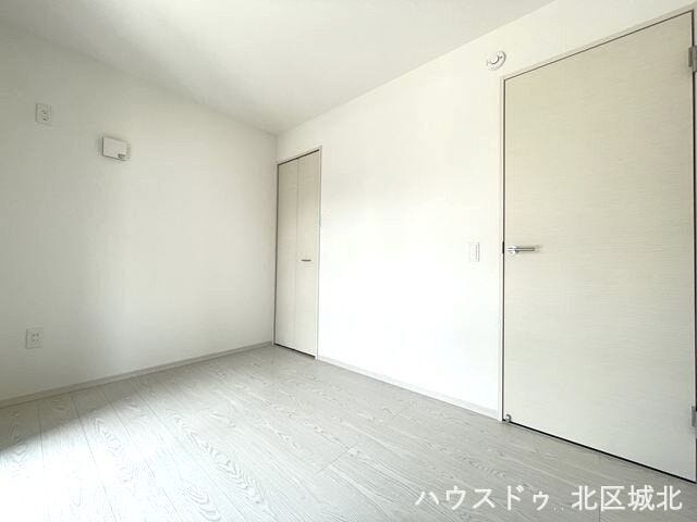 【4.4帖洋室】
収納スペースがついているので、余分な家具を置く必要がないです。お部屋を広く使えますね。